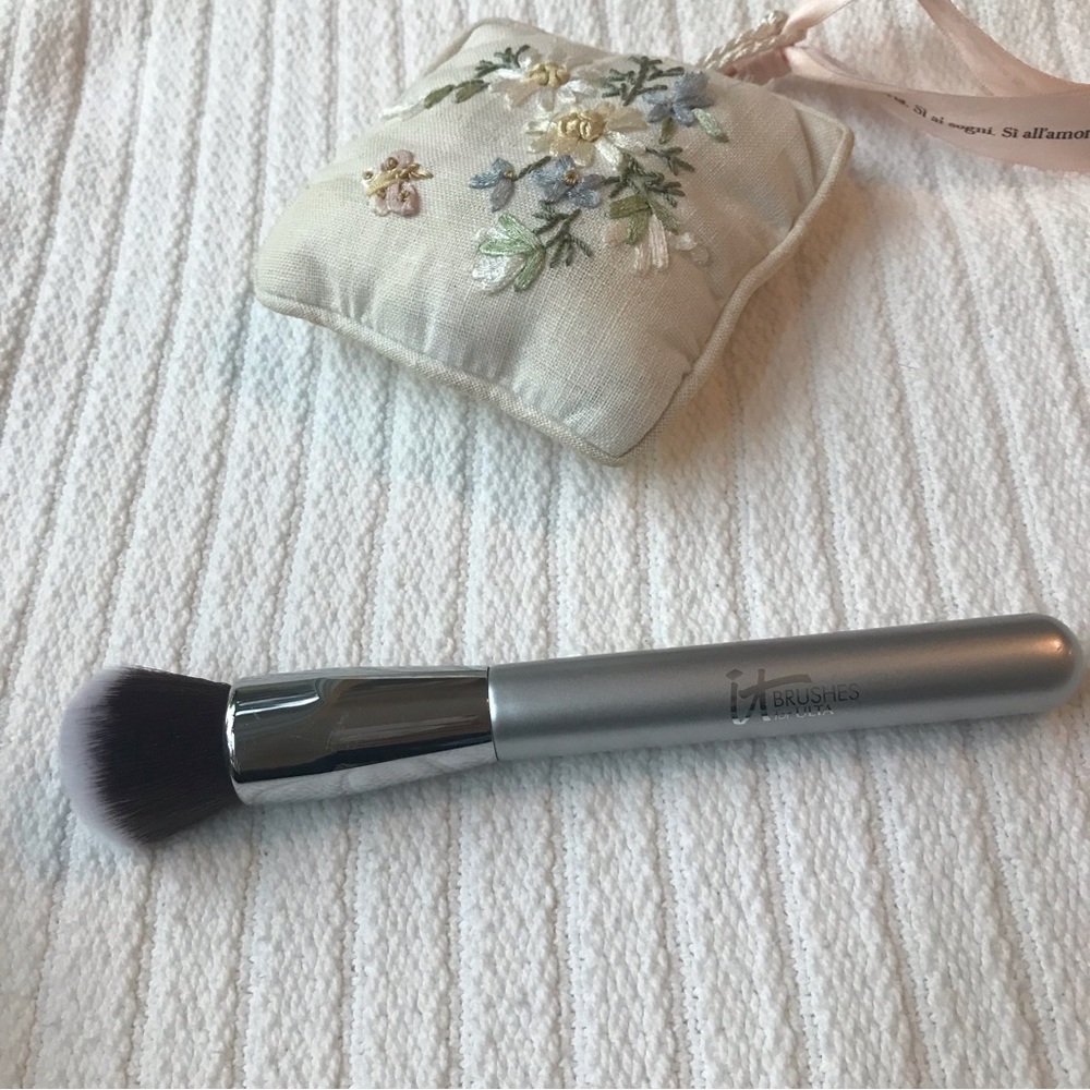 IT Cosmetics for ULTA Airbrush Blurring Foundation Brush #101